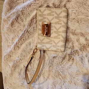 Michael Kors Wristlet in Cream